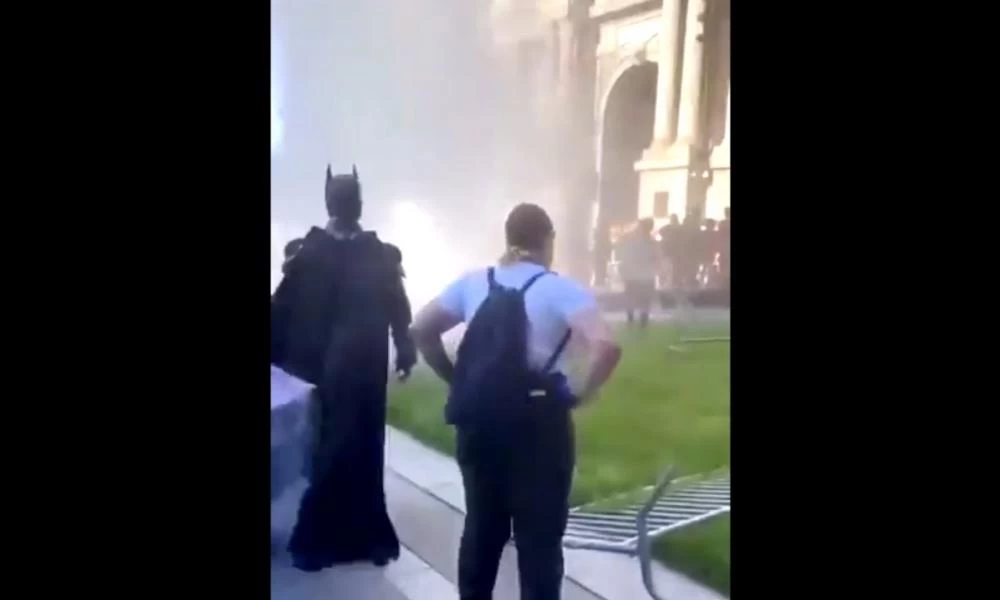 Εντάξει όλα καλά στις ΗΠΑ: Ανέλαβε να βάλει τάξη ο Μπάτμαν (ΒΙΝΤΕΟ)